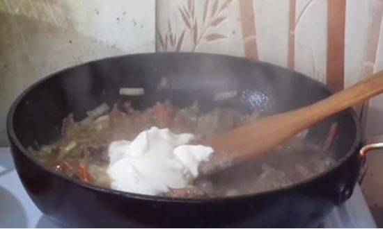 Гуляш из печени говяжьей с подливкой: рецепты