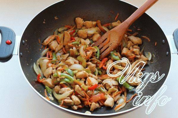Лапша удон с курицей и овощами в соусе терияки