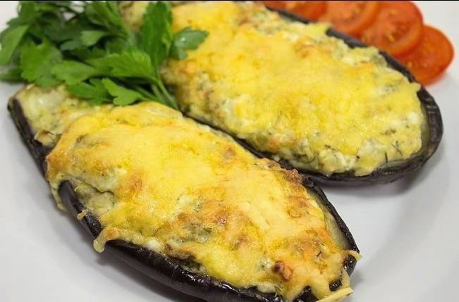 Баклажаны в духовке с помидорами и сыром