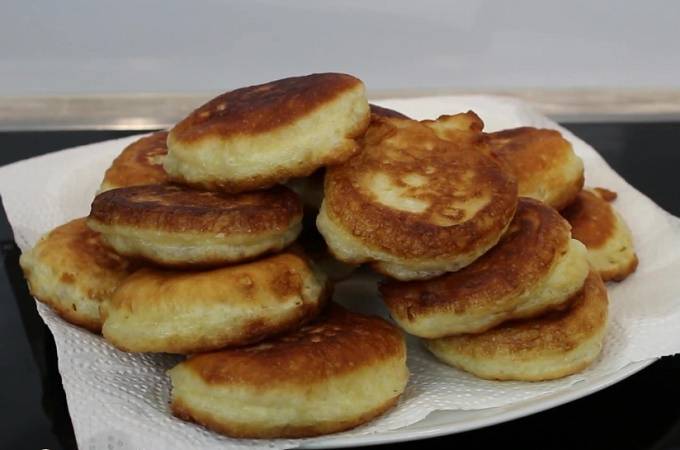 Пышные и легкие оладьи на молоке и дрожжах