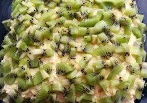 Салат «изумрудный браслет» с курицей и киви: рецепты, советы по приготовлению и оформлению