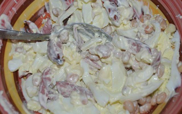 Салаты с консервированной фасолью и сухариками, вкусные, необычные, но простые