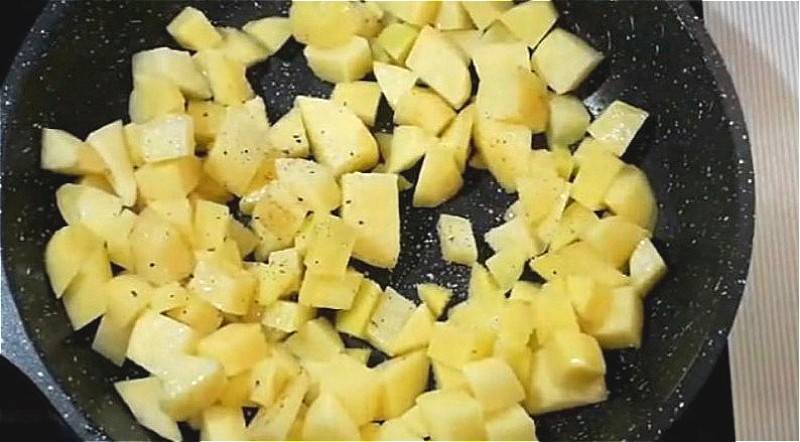 Суп-пюре из кабачков и картофеля с сухариками