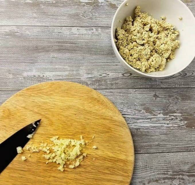 Рулетики из баклажанов с сыром и чесноком