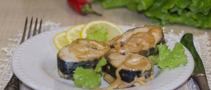 Скумбрия в фольге, запеченная в духовке целиком: рецепт с лимоном и луком