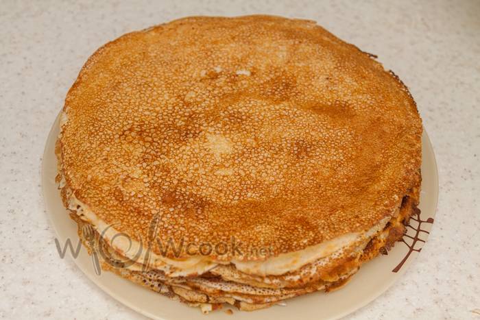 Блинный торт со сметанным кремом и бананами