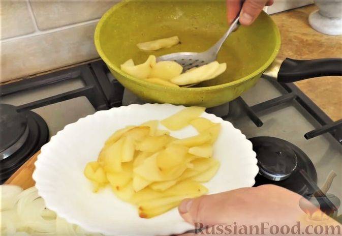 Куриная печень жареная с луком на сковороде