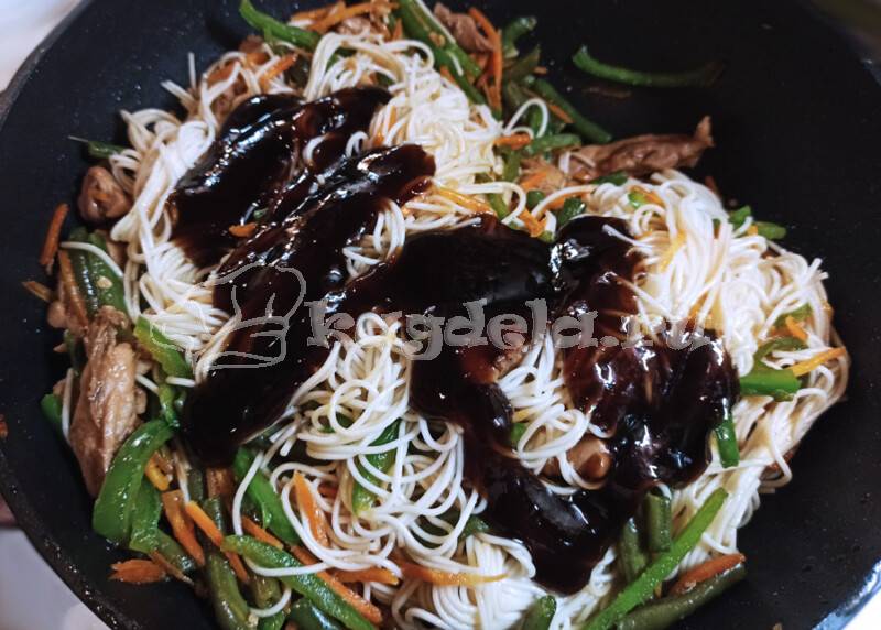 Лапша удон с курицей и овощами в соусе терияки