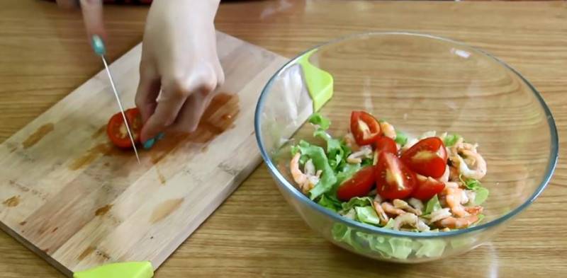 Салат с креветками и кальмарами