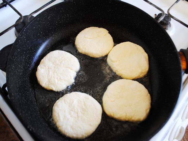 Сырники из творога: 20 пп-рецептов на любой вкус