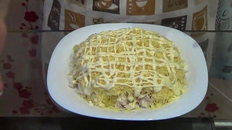 10 вкусных рецептов салата с копченой курицей