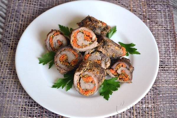 Рулетики из свинины с начинкой в духовке
