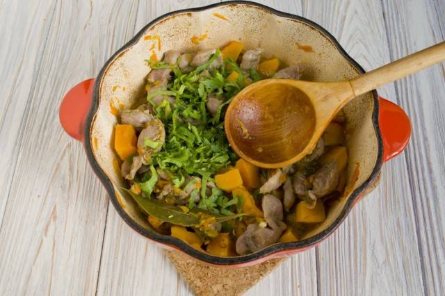 Вкусные тушеные куриные желудки