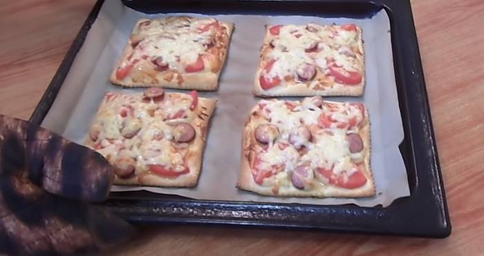 Пицца с колбасой и сыром