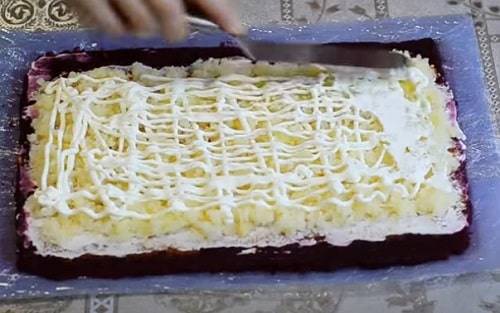 Закуска из лаваша: рулетики с сельдью и картофелем