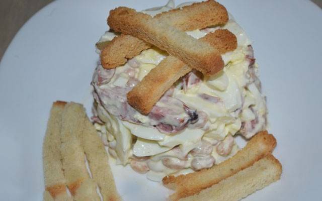 Салаты с консервированной фасолью и сухариками, вкусные, необычные, но простые