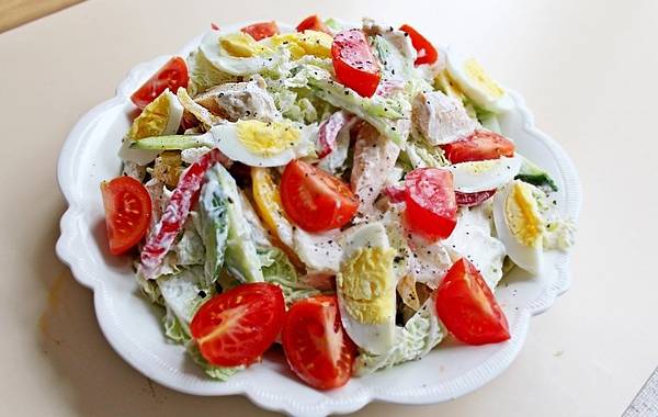 Вкусные салаты с яйцом и зелёным луком: подборка летних рецептов