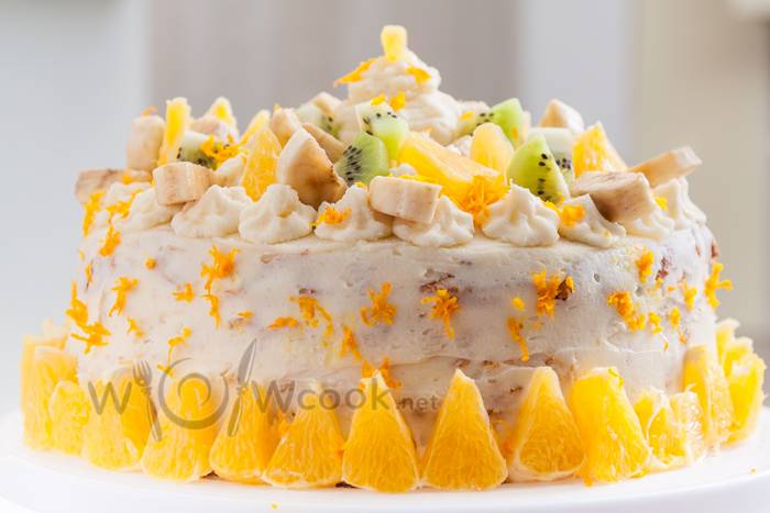 Блинный торт со сметанным кремом и бананами