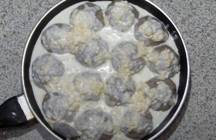 Тефтели из фарша с рисом в духовке: 3 рецепта