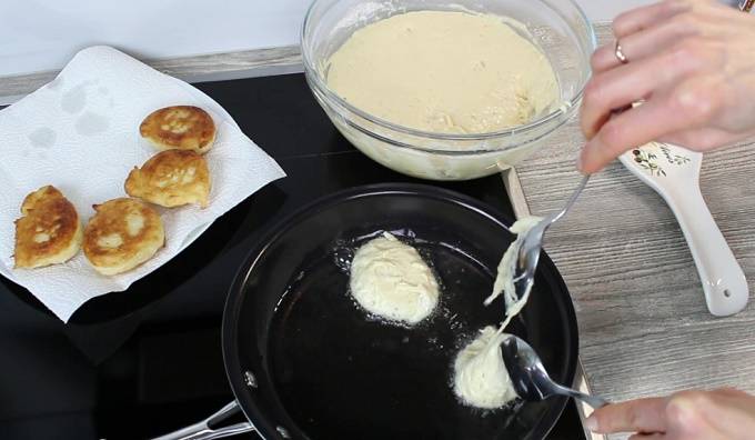 Пышные и легкие оладьи на молоке и дрожжах