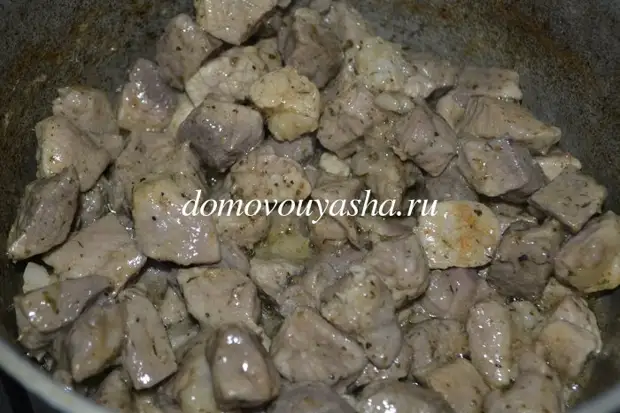 Подливка из свинины: с луком, томатом, сметаной, мукой, бефстроганов