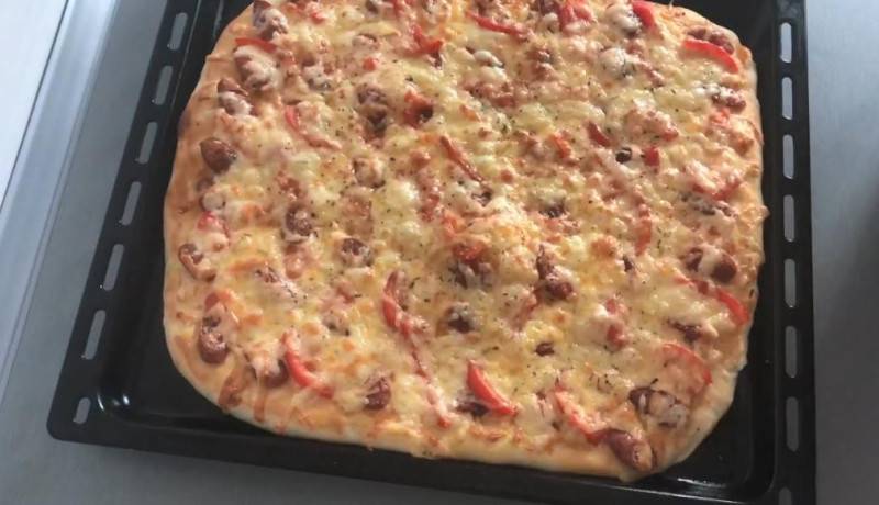 Пицца с колбасой и сыром