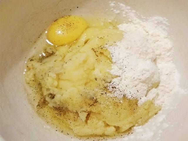 Картофельные котлеты из тертой вареной картошки на сковороде, рецепт с пошаговым фото