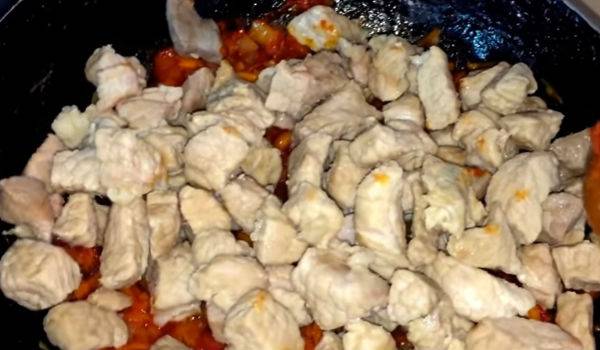 Подливка из свинины: с луком, томатом, сметаной, мукой, бефстроганов