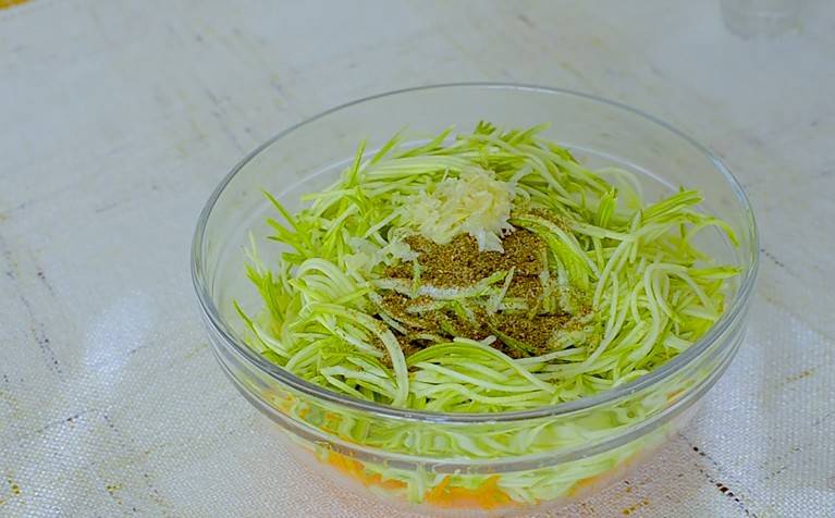Салаты из свежих кабачков: простые и вкусные рецепты с сырыми кабачками