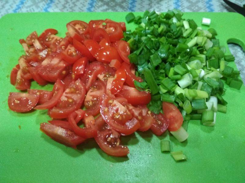 Салат с сыром и помидорами