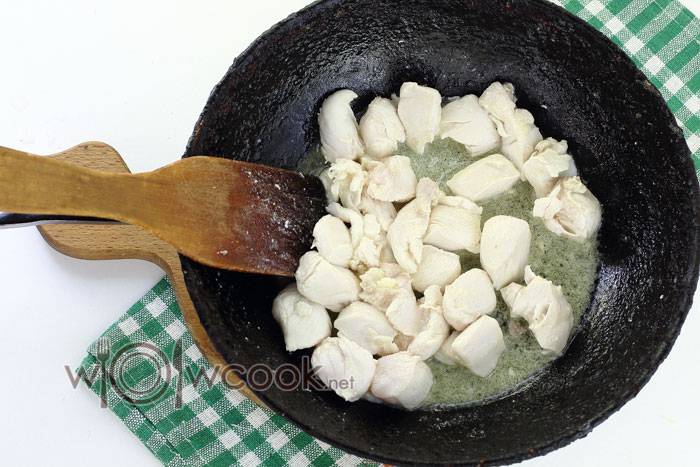 Фрикасе из курицы с шампиньонами по классическому рецепту