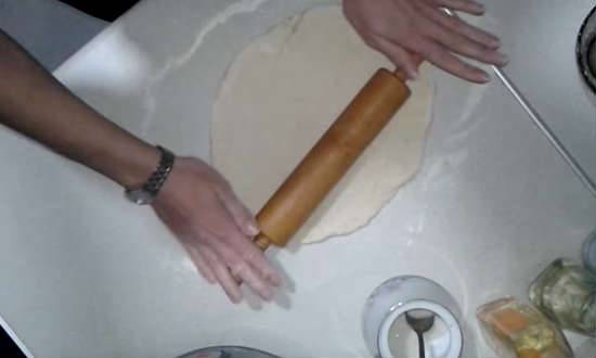 Пицца с колбасой и сыром