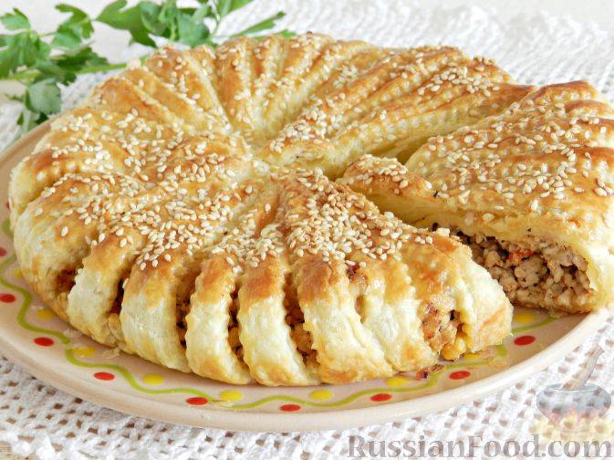 Пошаговый рецепт пирога из слоеного теста с мясом