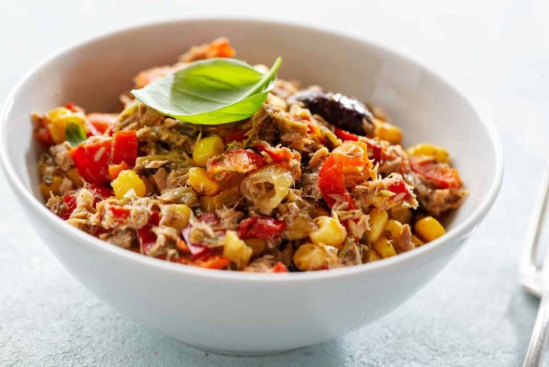20 вкусных салатов с тунцом, которые удивят ваших гостей