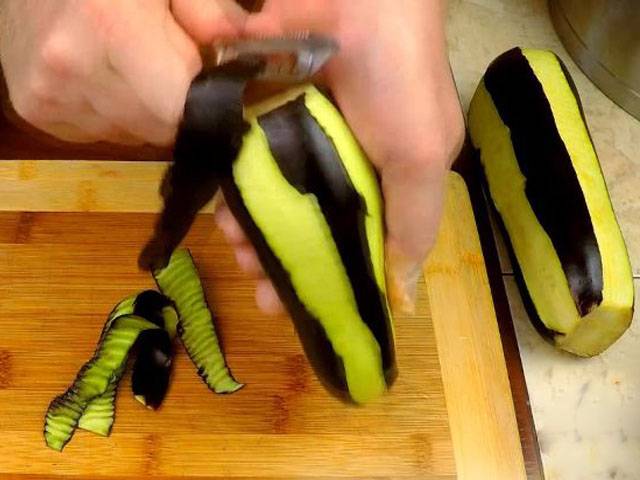 Башенки из баклажанов с помидорами и сыром