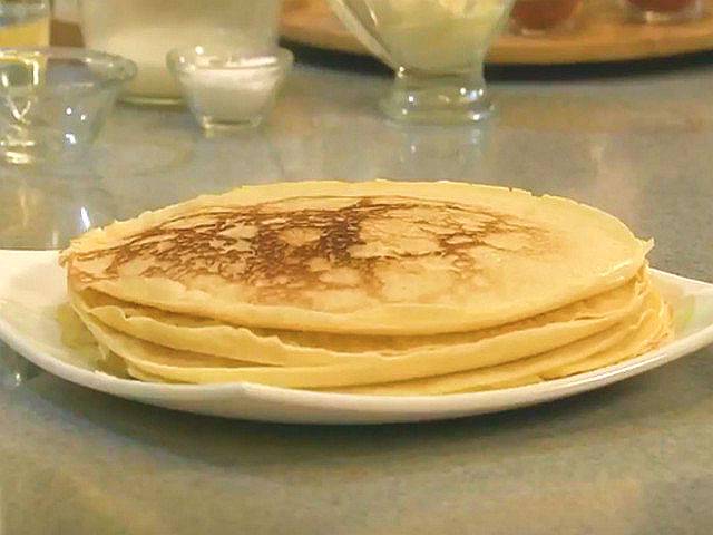 Блинный торт со сметанным кремом и бананами