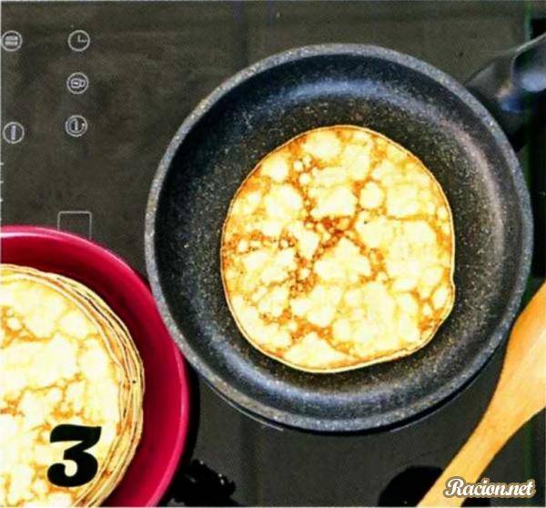 Блинный торт со сметанным кремом и бананами