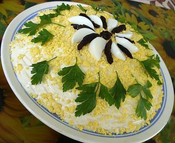 Салат с курицей и черносливом. 11 простых вариантов к празднику и на каждый день