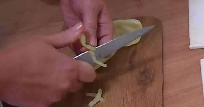 Пицца с колбасой и сыром