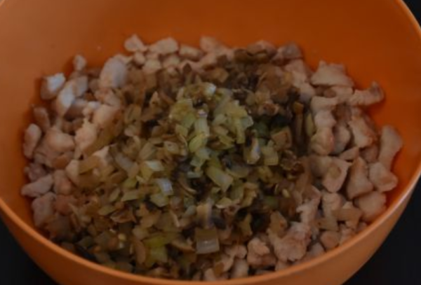 Готовим жульен с курицей и грибами в духовке (в кокотницах, на противне, в горшочках и в форме для запекания)