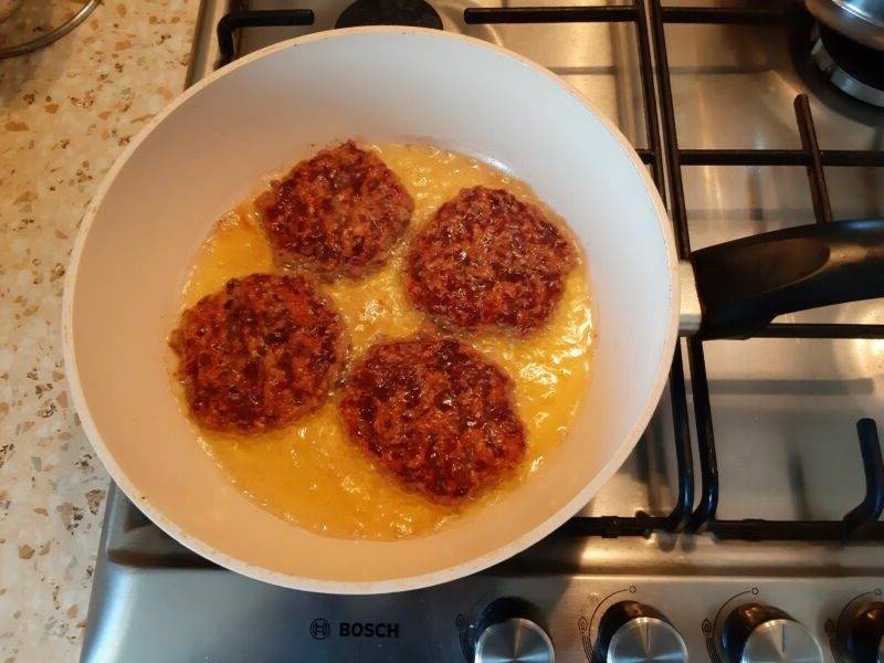 Печеночные оладьи из говяжей, свиной или куриной печени. классические пошаговые рецепты на любой вкус