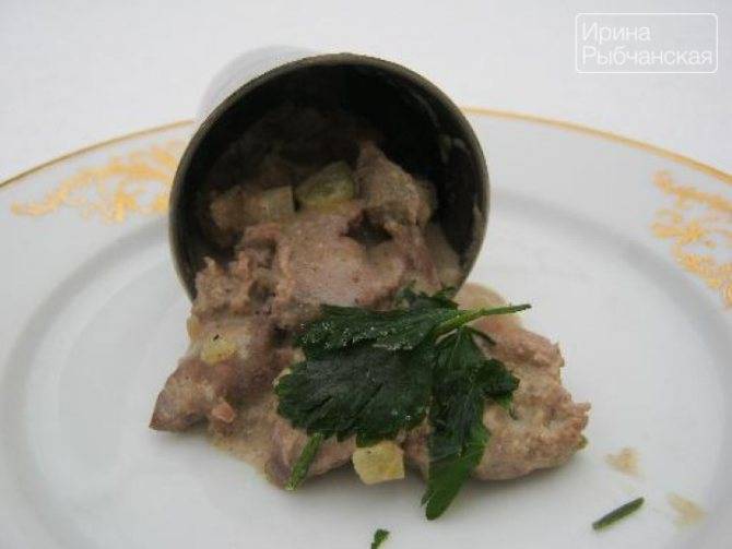 Куриная печень жареная с луком на сковороде