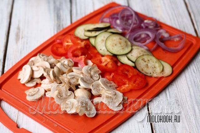 Пицца с колбасой и сыром