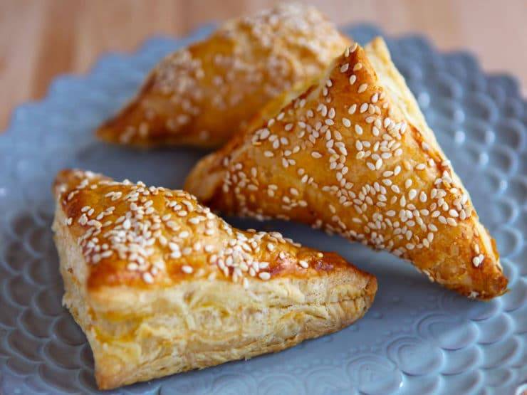 Слоеные пирожки с мясом