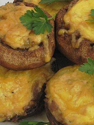 Фаршированные шампиньоны в духовке с сыром и ветчиной