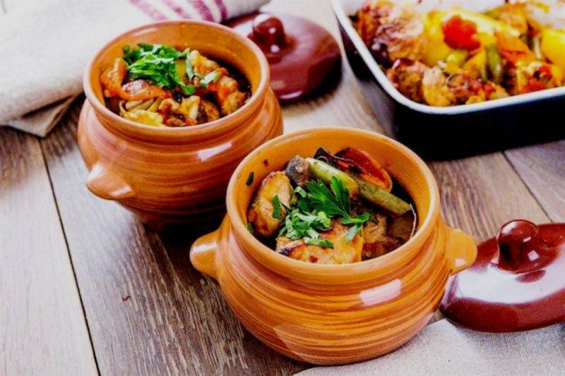 Три запечённых блюда в горшочках: картофель с рисом, с овощами и вкусная тушеная картошка