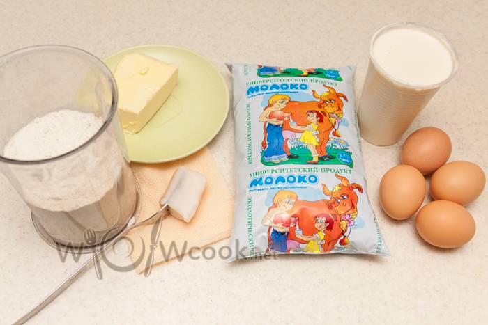 Блинный торт со сметанным кремом и бананами