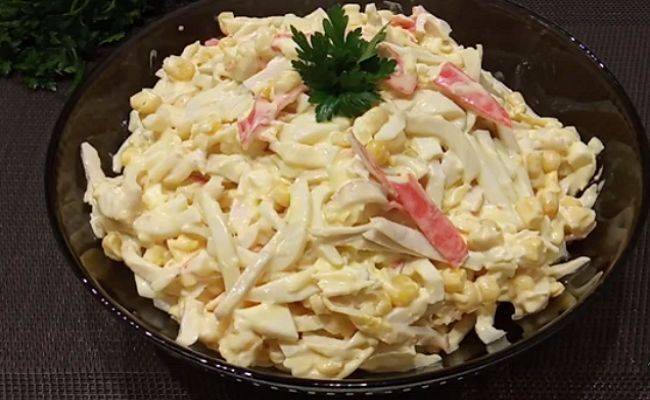 Рецепт: салат с кальмарами и сыром