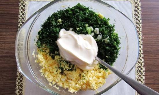 Яйца фаршированные шпротами и огурцом