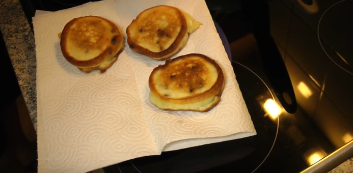 Дрожжевые оладьи на молоке с изюмом